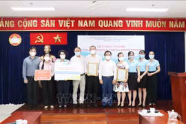 胡志明市祖国阵线接收各家企业捐赠的抗疫资金
