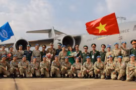 越南国防部和澳大利亚驻越南大使馆领导以及赴南苏丹本提乌执行任务的野战医院干部合影。图自越通社