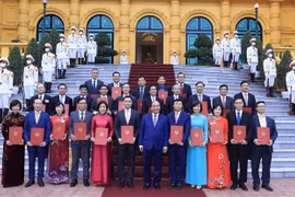 越南国家主席阮春福向26位外交人员授予大使衔