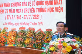 越南陆军学院荣获一级保卫祖国勋章