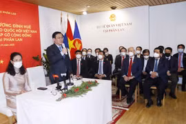 越南国会主席王廷惠看望越南驻芬兰大使馆工作人员和会见旅芬越南人代表