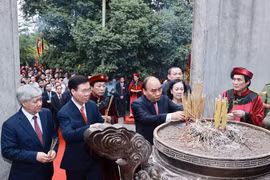 越南国家主席阮春福向各位雄王敬香