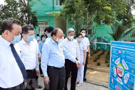 国家主席阮春福视察岘港市新冠肺炎疫情防控工作
