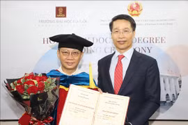 张扬集团(岘港）控股有限公司董事长林建中荣获河内大学名誉博士学位证书