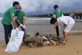 越南海警力量同居民携手展开海滩清洁活动