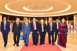 越共中央总书记、国家主席阮富仲等出席首次国会普选75周年纪念见面会。图自越通社