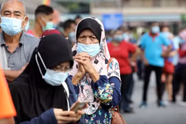 马来西亚批准新冠疫苗紧急使用 老挝要求密切接触者必须在指定隔离区接受隔离