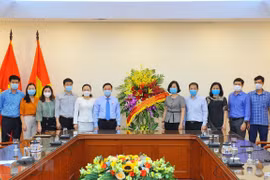 国会副主席阮克定值纪念革命新闻日之际来访祝贺越通社