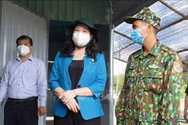 越南国家副主席阮氏映春看望慰问西宁省新冠疫情防控一线工作人员