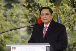 越南政府总理范明政会见法国共产党全国书记法比安·鲁塞尔
