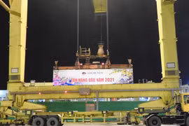 岘港港口迎接2021年新年首批货物进港
