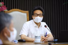专家建议：根据国内实际情况调整防疫措施
