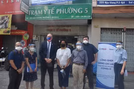 美国协助越南胡志明市在新冠疫苗接种点进行结核病筛查