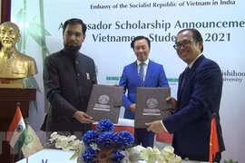 印度各所大学为越南学生发放100多份助学金