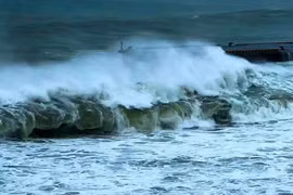 9号台风雷伊向东北偏北方向移动 强度逐渐减弱