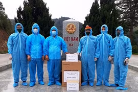 富寿省军事指挥部向老挝赠送防控新冠疫情的医疗物资