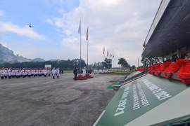 越南举行2021年国际军事比赛参赛国国旗升旗仪式