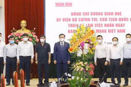 越南国会主席王廷惠走访人民报祝贺革命新闻日