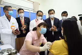 首批6名志愿者接受实验性新冠疫苗COVIVAC注射 