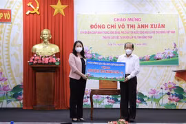 越南国家副主席武氏映春在同塔省开展新冠肺炎疫情防控慰问工作