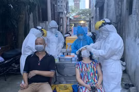 河内市全力缩小“红区” 对疫情高风险区进行采样检测