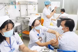 研究为在越南的外籍专家接种疫苗