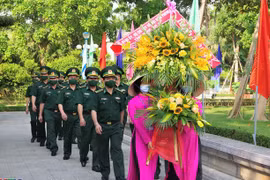 纪念胡志明主席诞辰131周年：乂安省各组织和个人敬香 缅怀胡志明主席