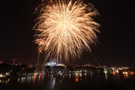 越南民众欢度元旦喜迎2021新年