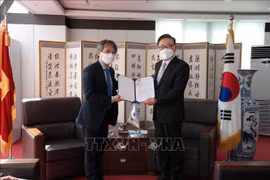 越南驻韩国大使向朴秀群颁发名誉总领事任命书