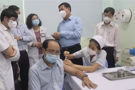 卫生部代表团对胡志明市的隔离、入境人员管理和新冠疫苗接种工作进行实地检查