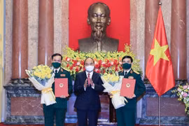  越南国家主席阮春福向国防部领导授予大将和上将军衔