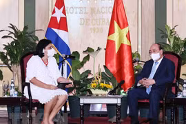 越南国家主席阮春福会见各古巴-越南友好组织