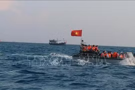 越南国家主席向“百万面国旗助力渔民靠海谋生”项目捐赠5000面国旗