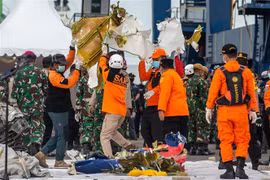 印尼客机坠毁事件：首个遇难者的身份和黑匣子位置确认 