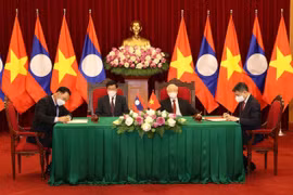 越共中央总书记阮富仲与老挝人民革命党中央总书记、国家主席通伦出席越老合作文件签字仪式
