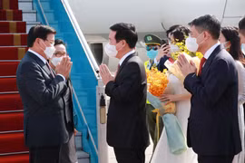 老挝人民革命党中央总书记、国家主席抵达首都河内开始对越南进行正式友好访问