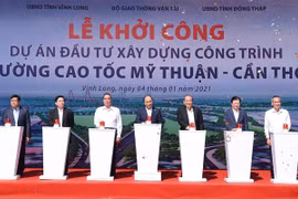 阮春福出席南部各重点高速公路项目动工仪式和技术通车仪式