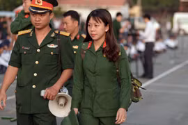 胡志明市女新兵光荣入伍 誓做军营中的铿锵玫瑰