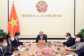 越南国家主席阮春福与罗马尼亚总统约翰尼斯通电话