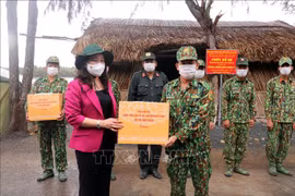 越南国家副主席武氏映春走访慰问西南边境地区新冠疫情防控一线人员