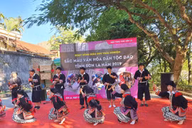山萝省云湖县前瑶族同胞的特色舞蹈——铃铛舞