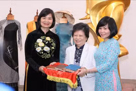 “记忆与遗产”主题资料、图片和实物捐赠仪式在越南妇女博物馆举行