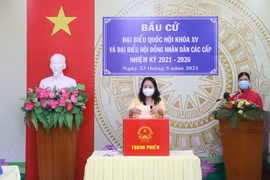 国会和各级人民议会换届选举：国家副主席武氏映春在安江省隆川市参加投票