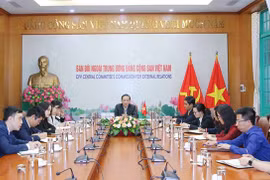 越共中央对外部部长黎怀忠与新加坡人民行动党对外联络部部长维文举行视频会谈