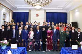 国家主席阮春福会见越南驻俄罗斯大使馆干部和工作人员