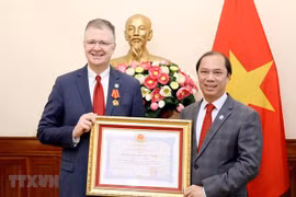 越南授予美国驻越大使丹尼尔•克里滕布林克友谊勋章