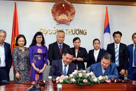 越南工贸部部长阮鸿延会见老挝驻越南大使