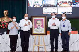 越南国家主席阮春福在胡志明市开展接待选民活动