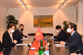 越南教育培训部长与瑞士教育、研究与创新委员会国务秘书举行工作座谈