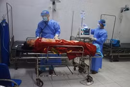 西双子岛医疗所接救患减压病的渔民
